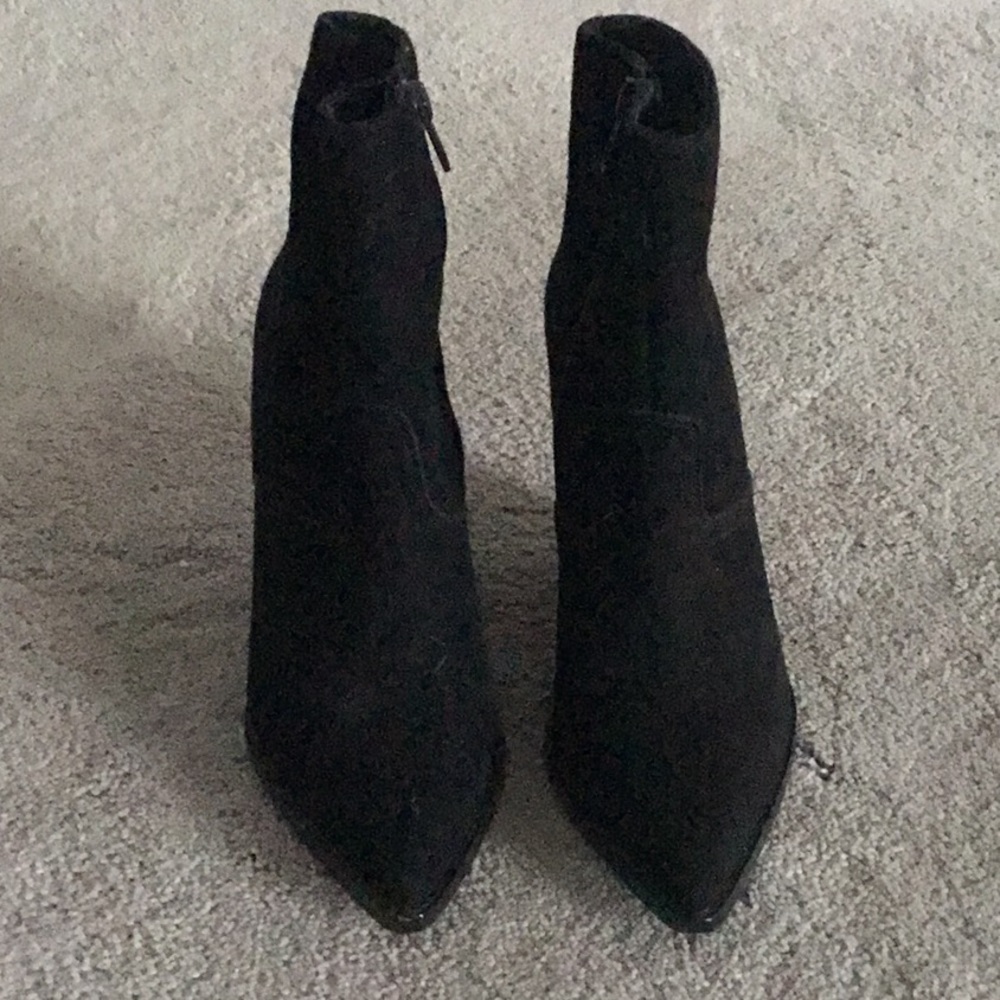 Very black ankle boot